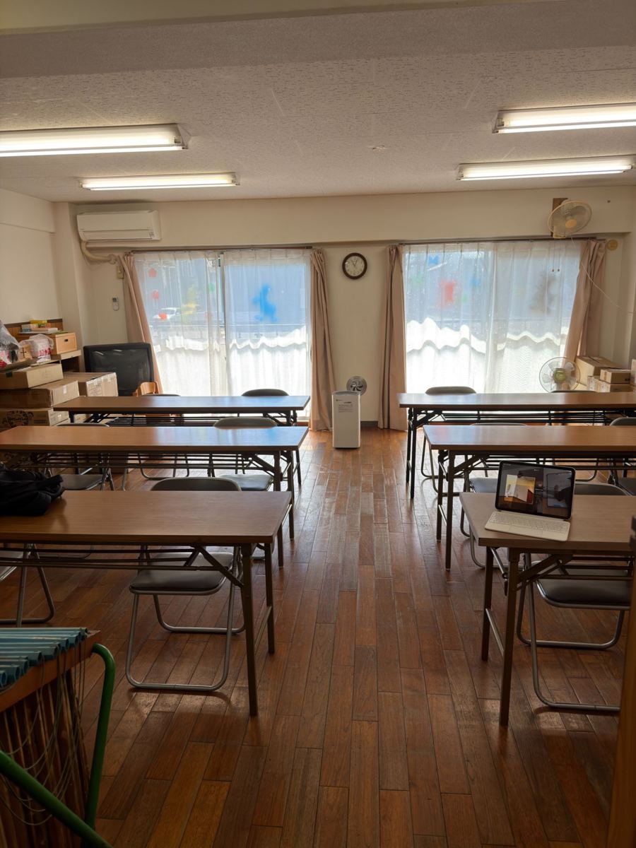 窓が大きく明るいツヅクンふかみ教室の教室内